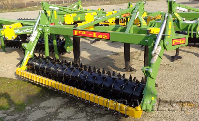 FRALAZ 3000 subsoiler with crumbler roll and scrapers